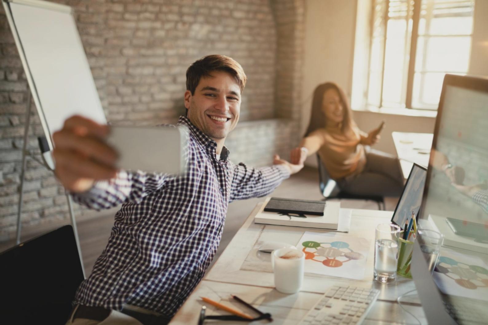 Estudiantes trabajando en estrategias de SEO