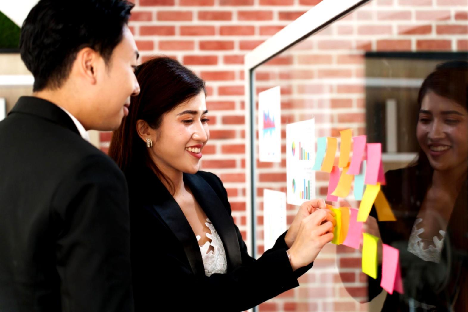 Equipo revisando datos de campañas SEO
